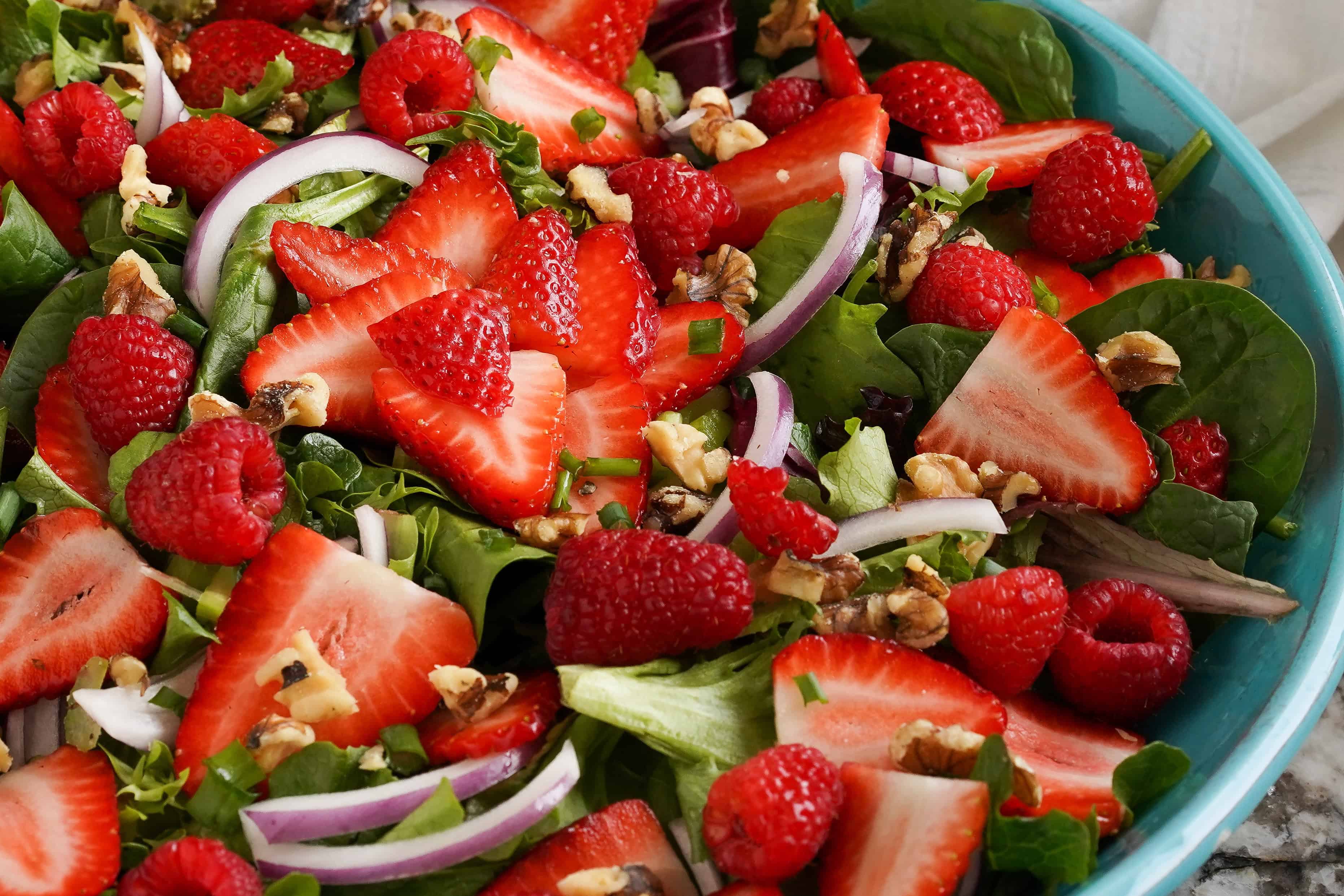 Une salade d'été de framboises et de fraises.