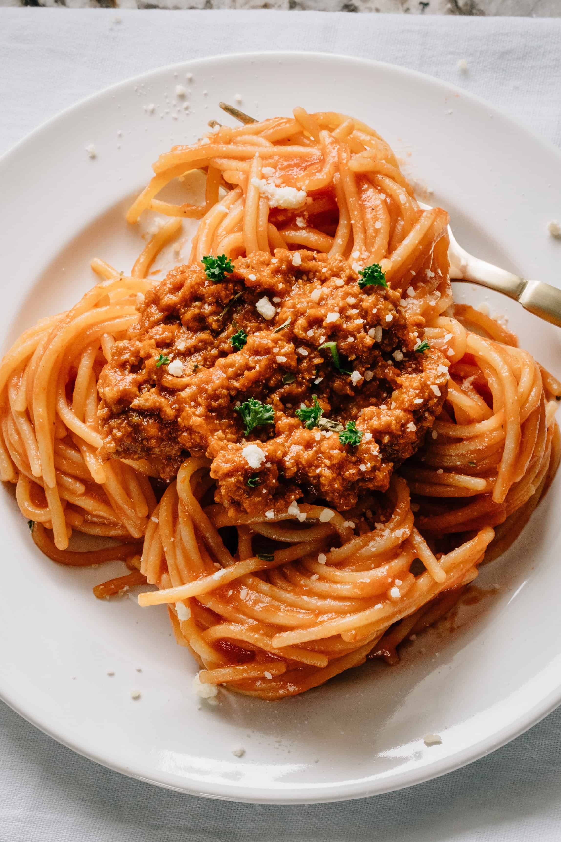 Spaghetti traditionnel à la viande servi.