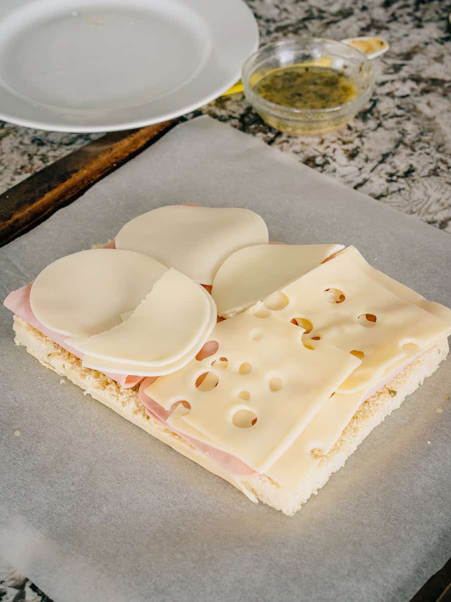 Ajoutez ensuite votre couche de fromage. Nous avons utilisé du fromage suisse sur une moitié et du provolone sur l'autre. J'ai préféré le suisse.