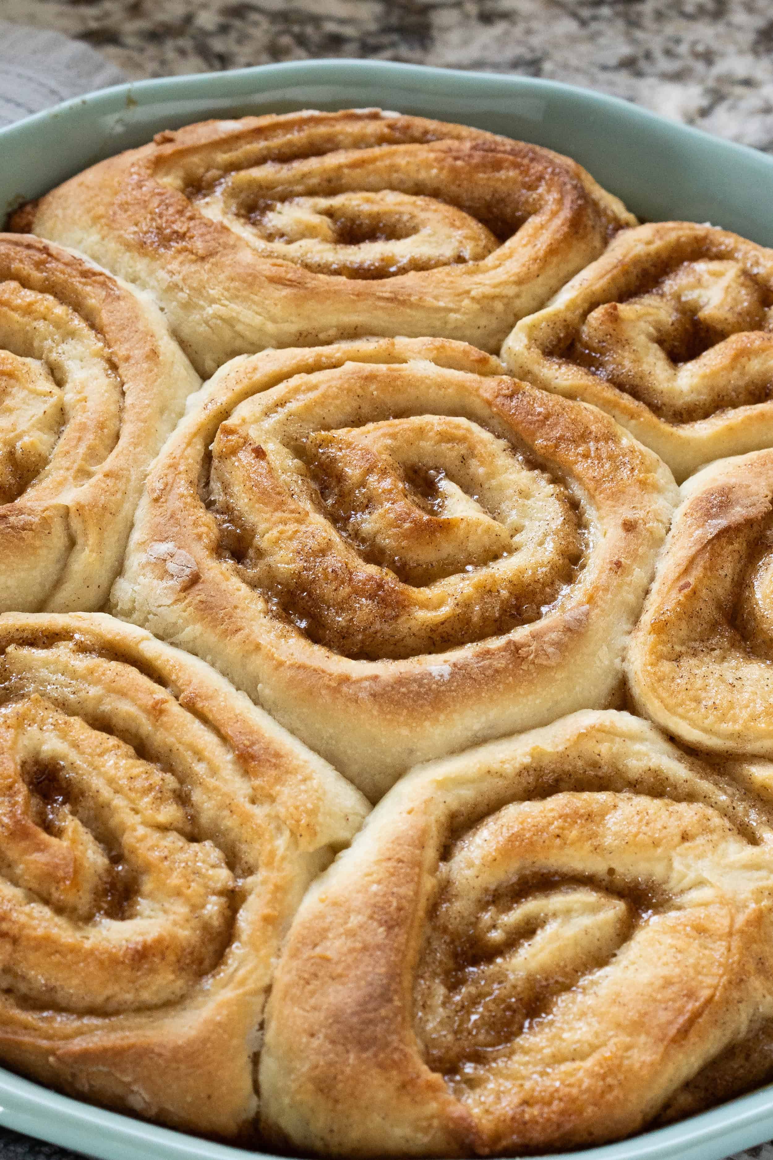 Gros plan sur des rouleaux de cannelle cuits avec des pommes de terre écrasées.