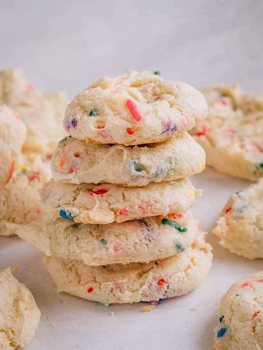 Cinq cookies au gâteau avec des vermicelles cuits, empilés et entourés d'autres.