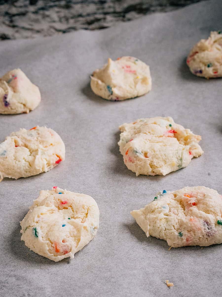 Cookies au gâteau tout juste cuits sur du papier sulfurisé.