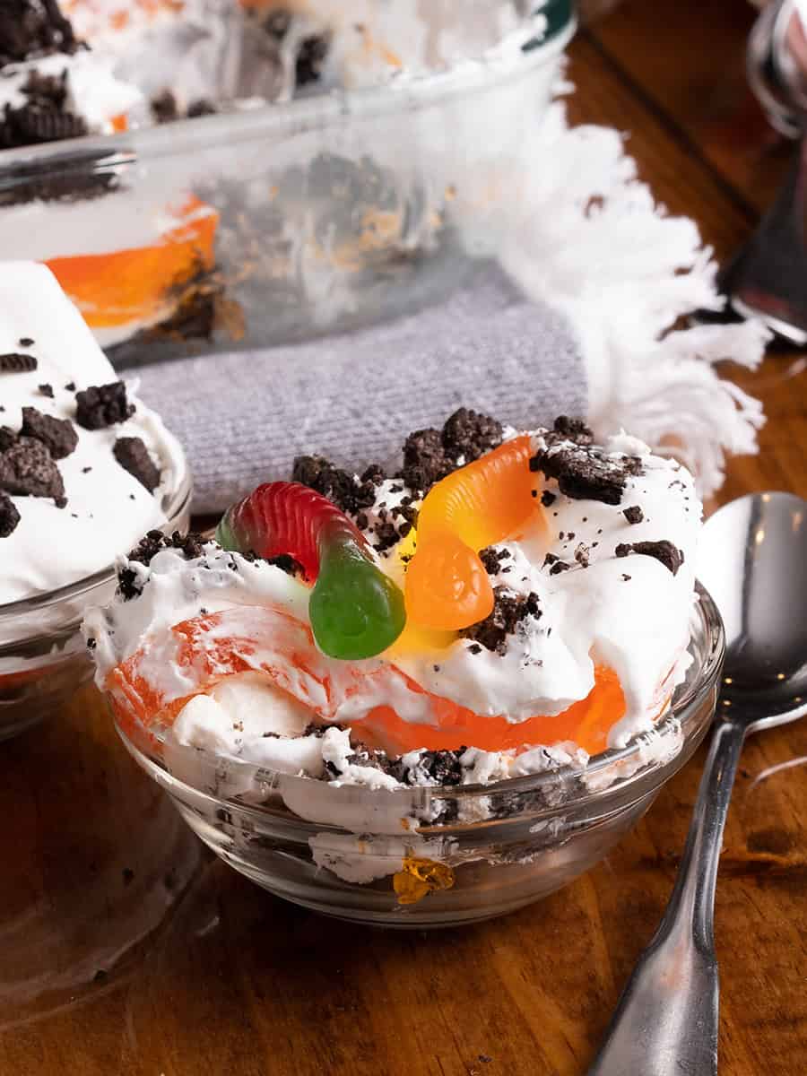 Un petit bol de ce dessert de terre d'Halloween garni de vers gélifiés sortant du dessus des Oreos. Un excellent dessert effrayant !