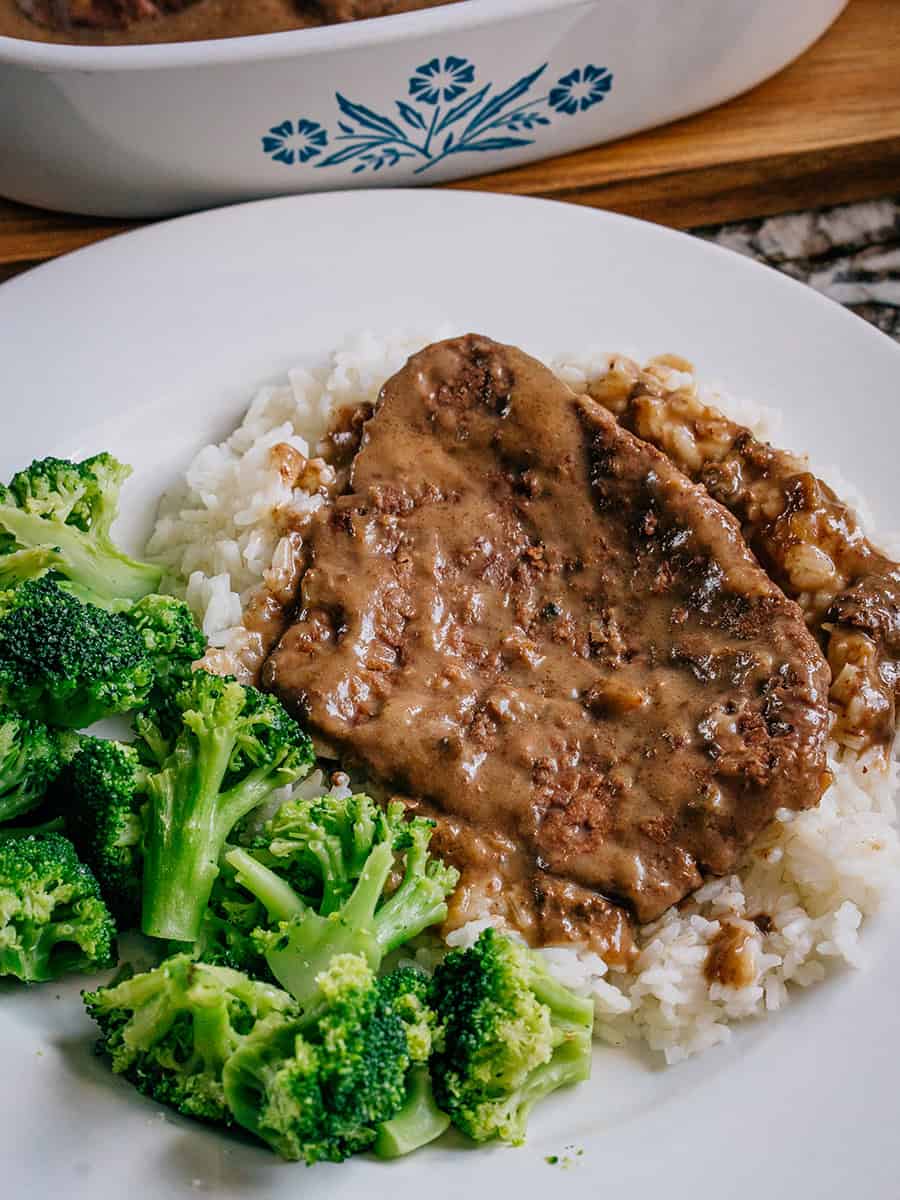 Des steaks en cube tendres et juteux servis sur un lit de riz blanc avec un accompagnement de brocoli vapeur rendent ce plat copieux sain !