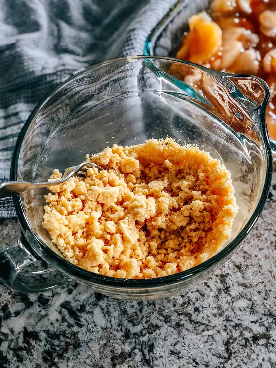 Le beurre et le mélange à gâteau jaune pour le crumble dans un bol.