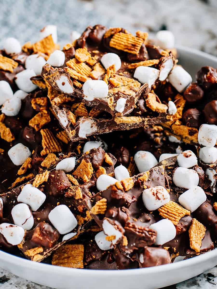 Un bol plein de délicieux s'mores bark : golden grahams et guimauves recouverts de chocolat, transformés en un magnifique candy bark.