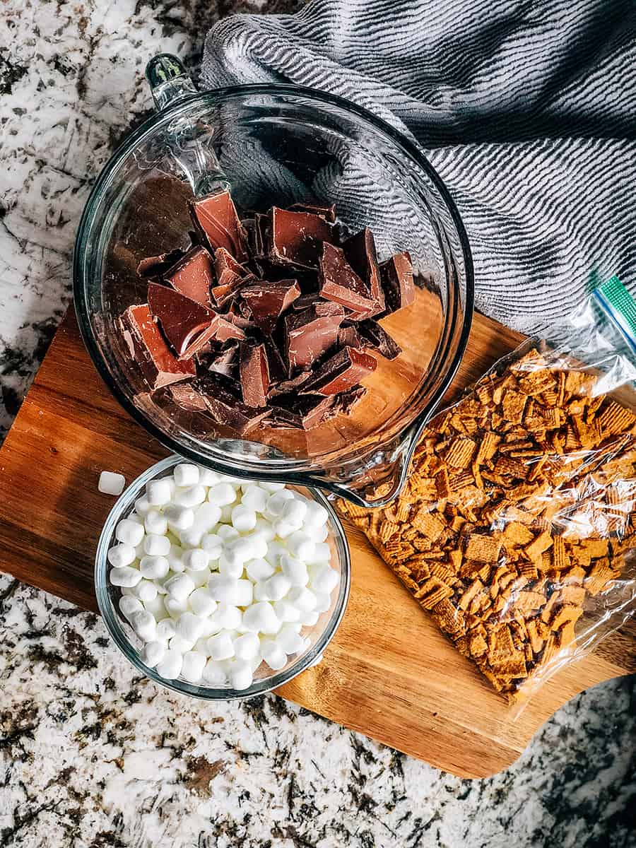 Les ingrédients pour le s'more bark : chocolat au lait, golden grahams, et mini guimauves.