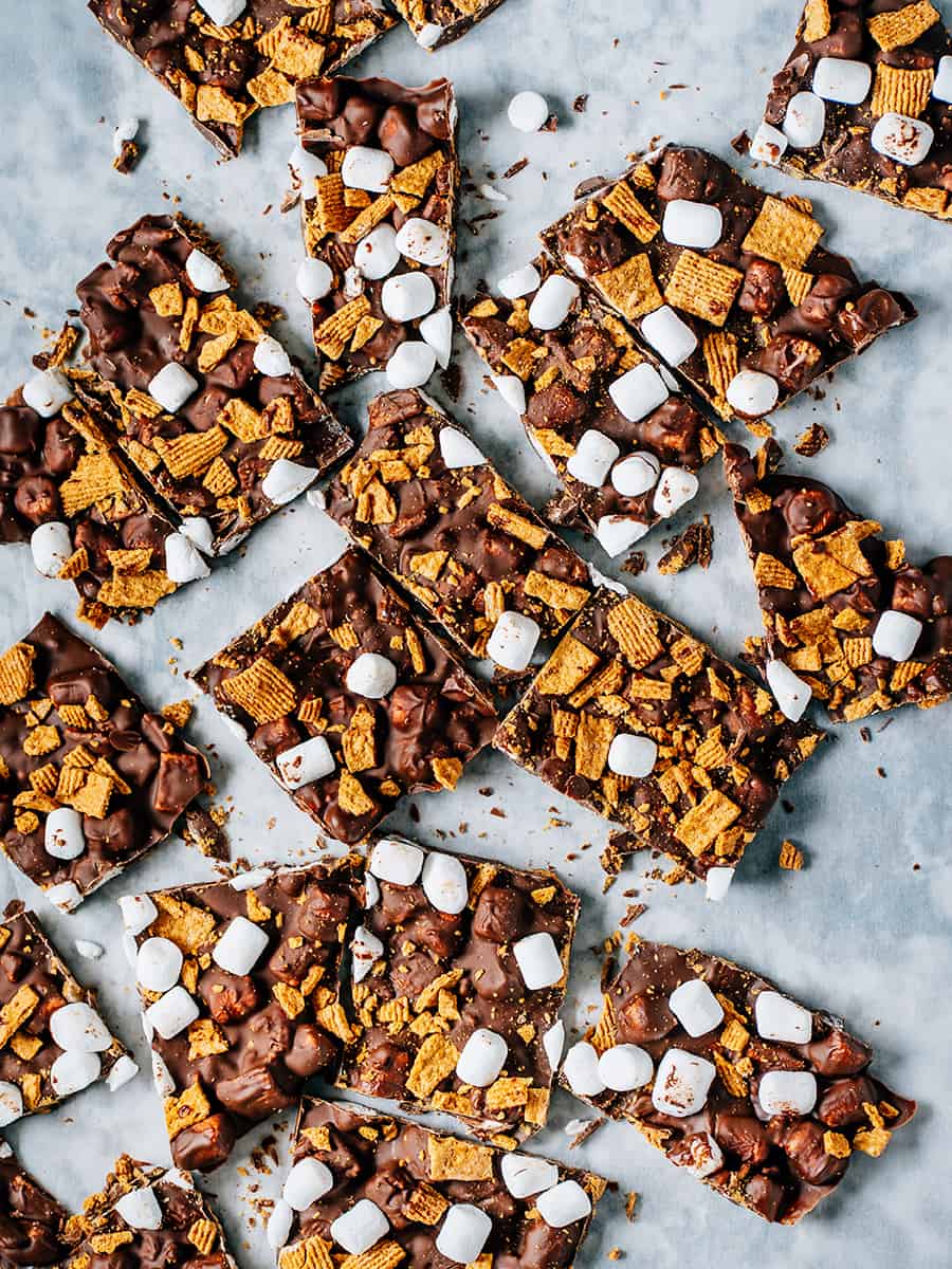 Vue d'ensemble de la bark au chocolat découpée en carrés de différentes tailles.