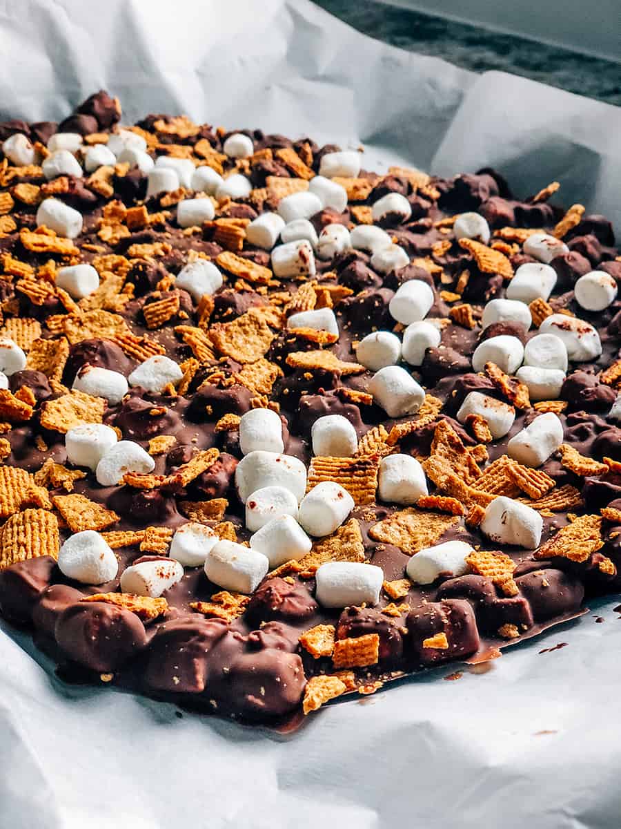 Vue de côté du s'mores bark congelé en une seule feuille avant d'être découpée en carrés.