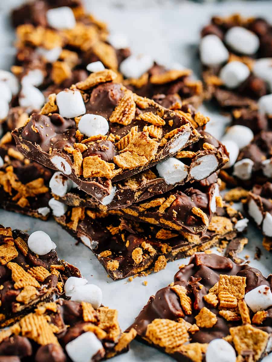 Morceaux de s'mores bark empilés les uns sur les autres.