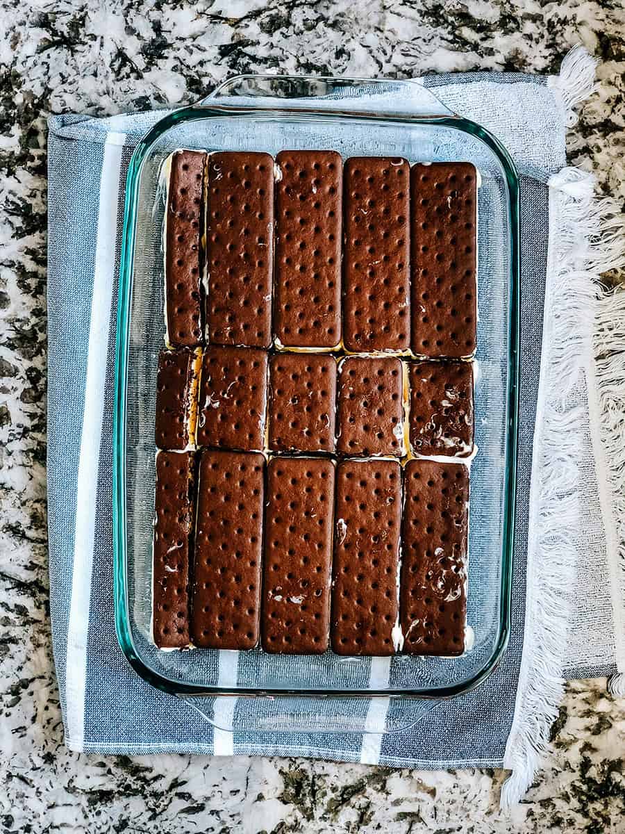 Première couche du gâteau de glace : Environ 12 sandwichs à la crème glacée coupés pour s'adapter parfaitement au fond d'un plat de cuisson de 23x33 cm.