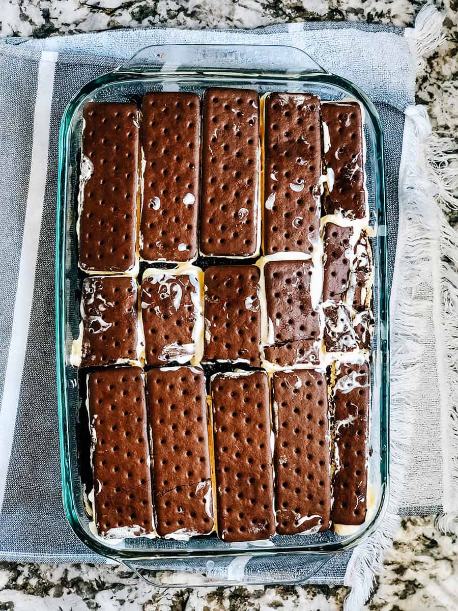 La troisième couche du gâteau de glace est une autre couche de sandwichs à la crème glacée.