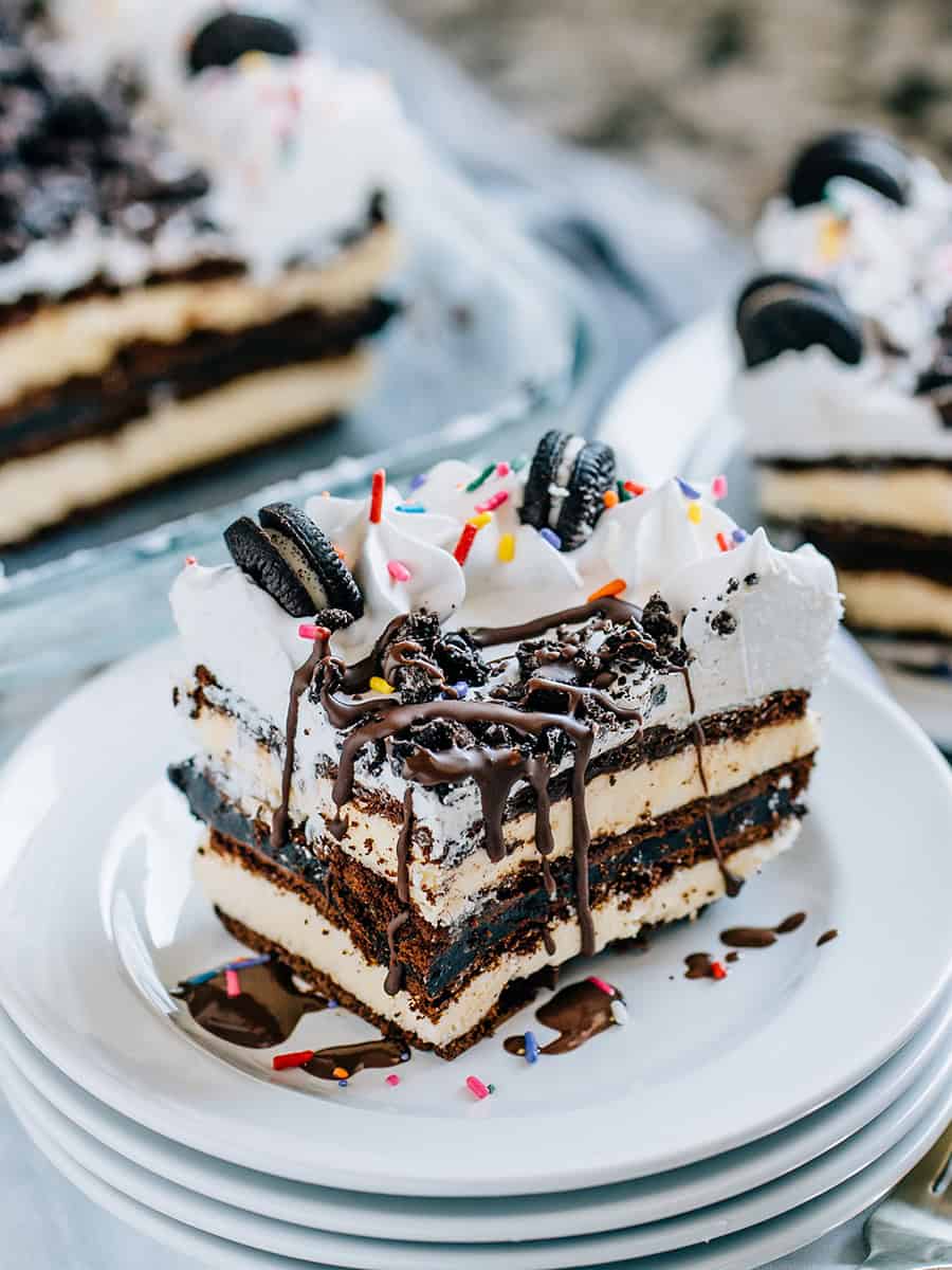 Une seule pièce de Gâteau de Glace Oreo Fudge montrant ses délicieuses couches.