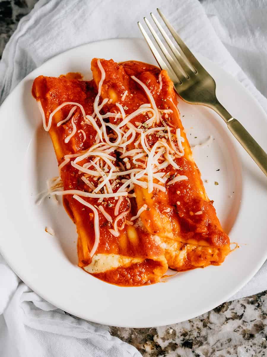 Image d'ensemble de manicotti au fromage cuit avec pesto.