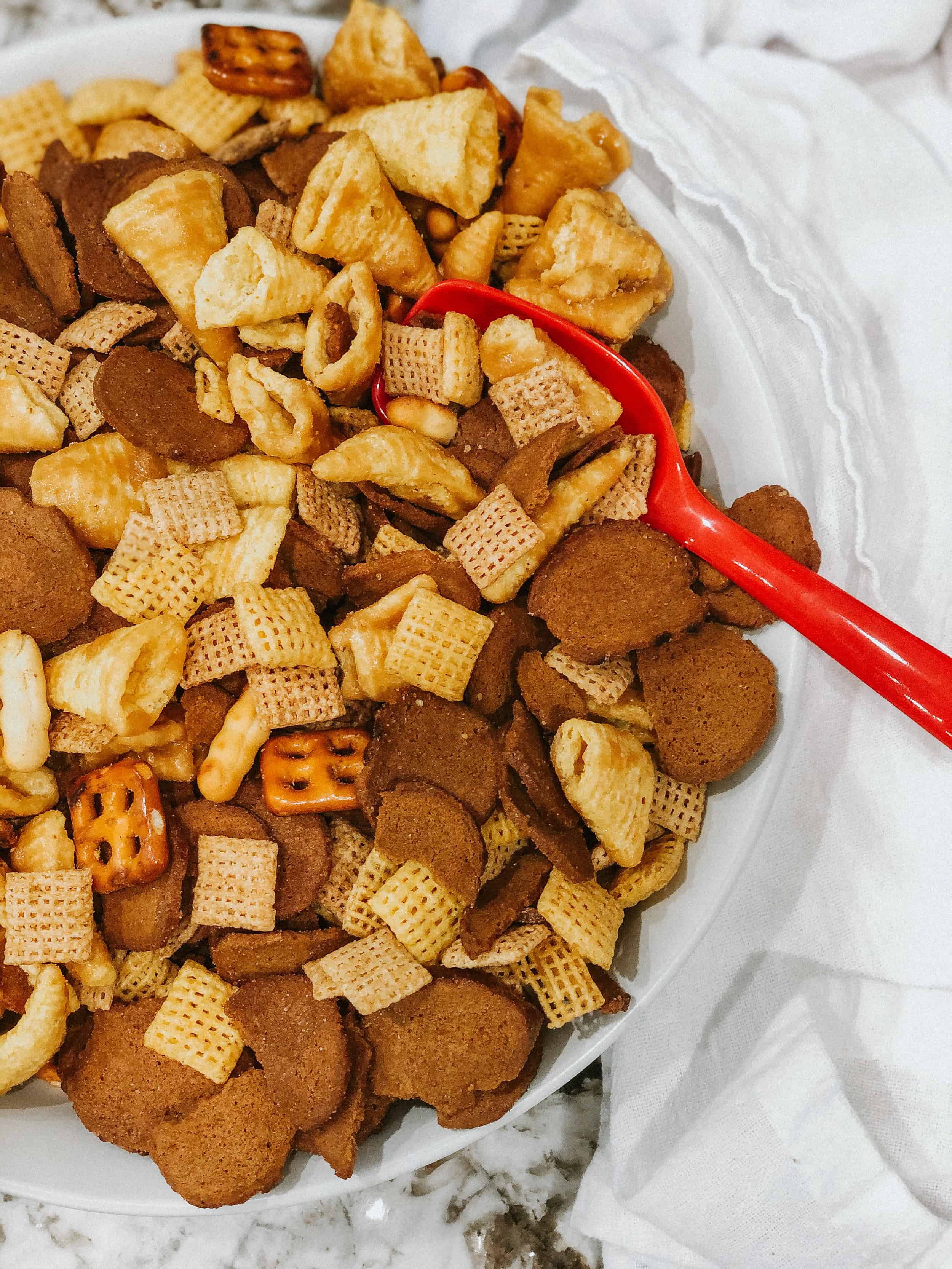 Des bugles au caramel, des chips de seigle et des chex tous mélangés dans un bol. C'est un mélange de snacks sucré et salé addictif !