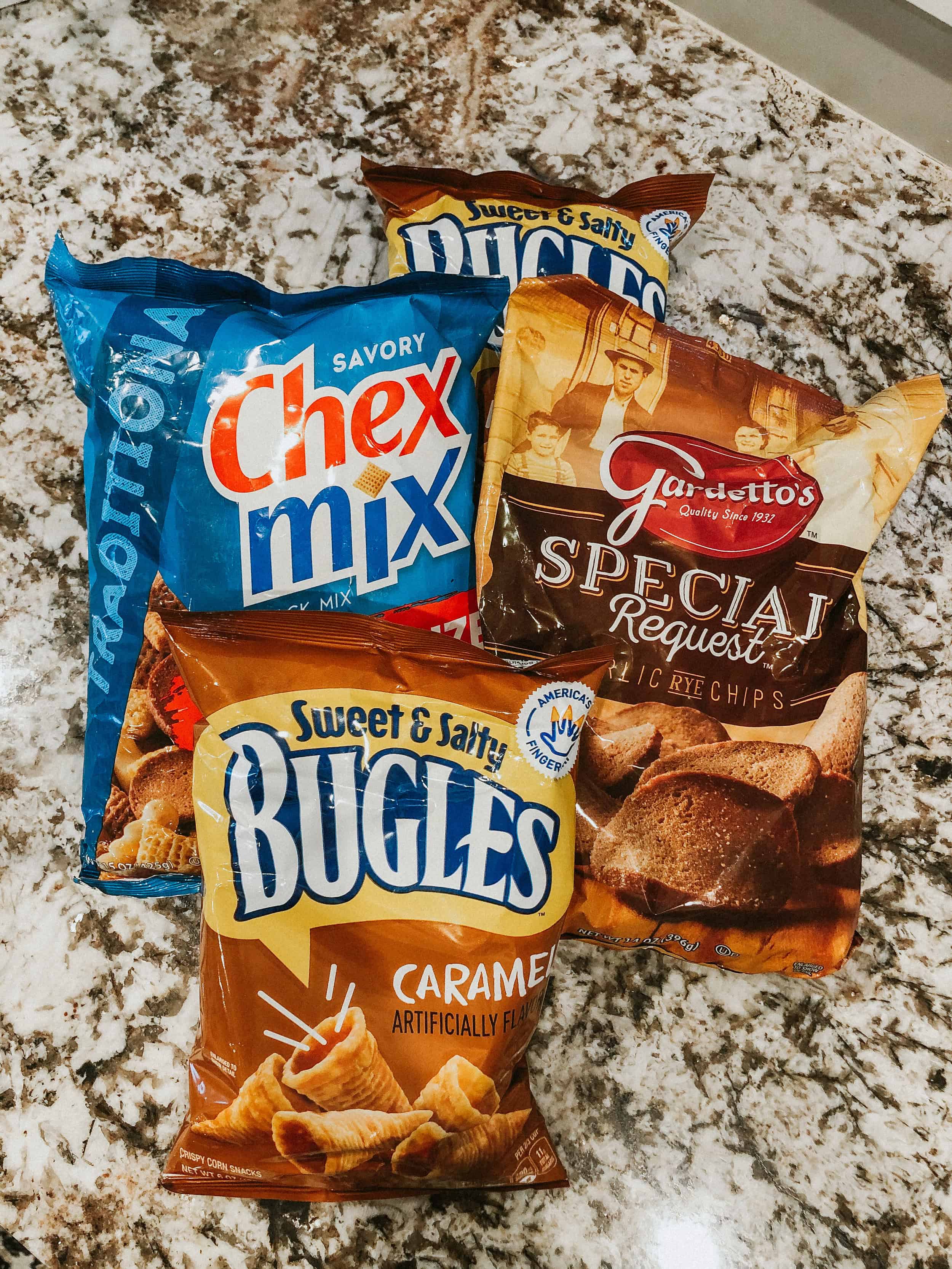 Un sac de Chex mix familial, des chips de seigle et deux sacs de bugles au caramel.