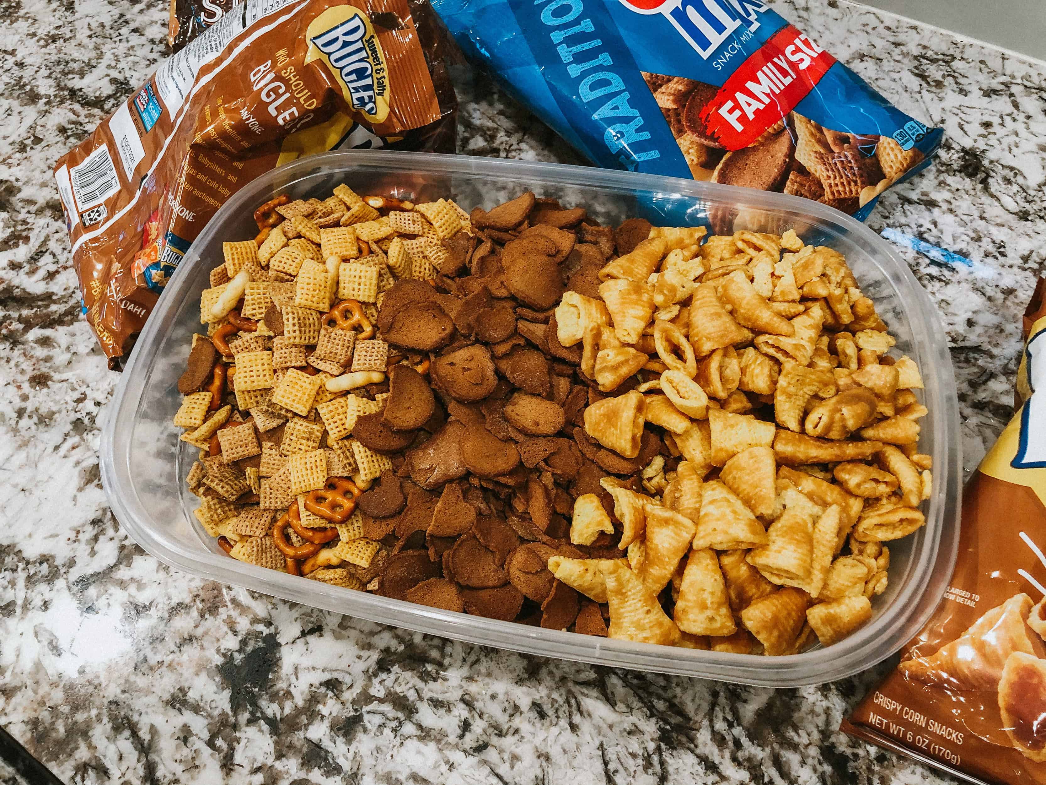 Des bugles au caramel, des chips de seigle et du Chex mix font de ce mélange de snacks sucré et salé un véritable délice !