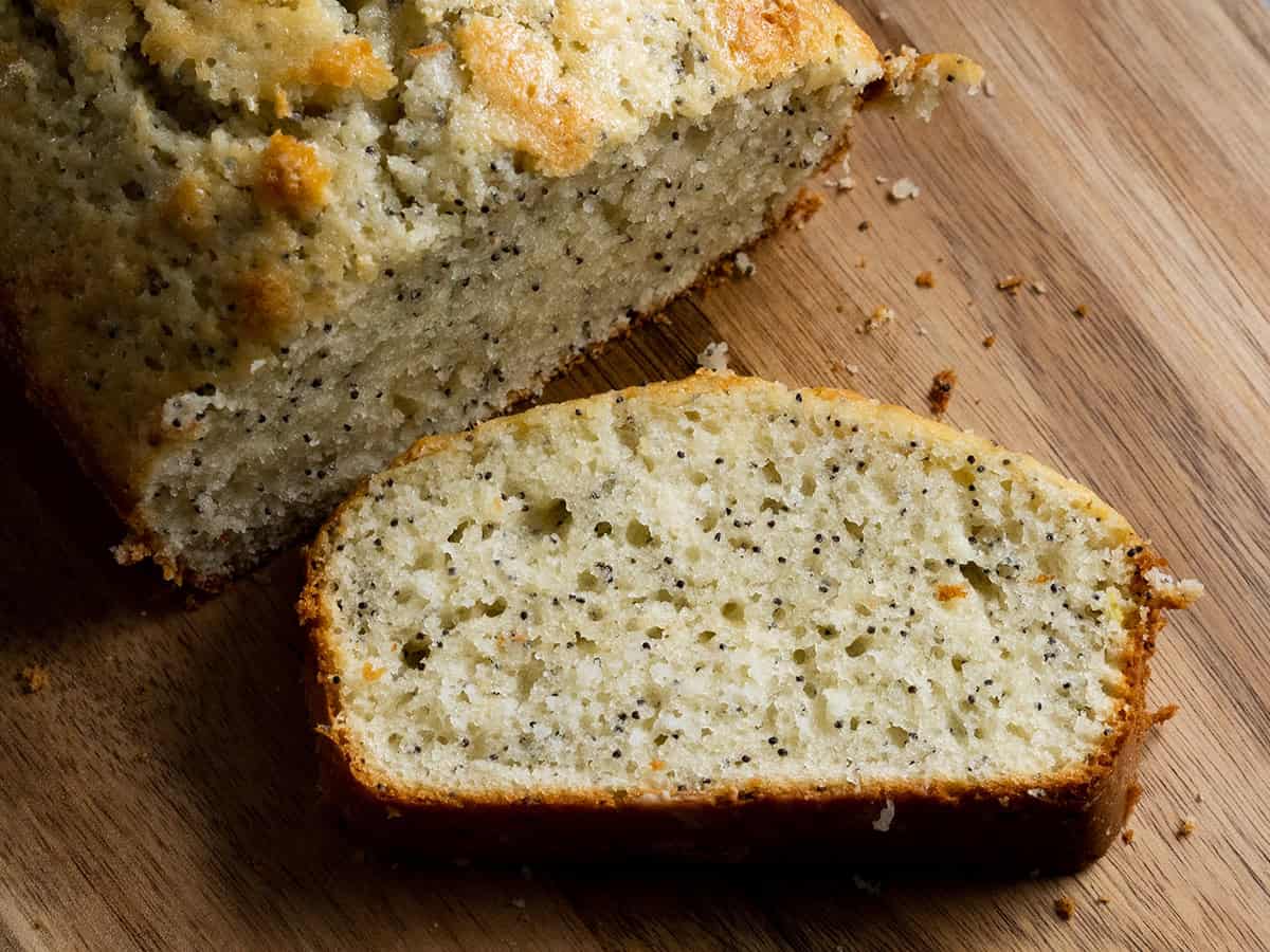 Parfaitement sucré avec une touche de citron, cette tranche de pain aux graines de pavot est couchée sur le dos, prête à être dégustée.