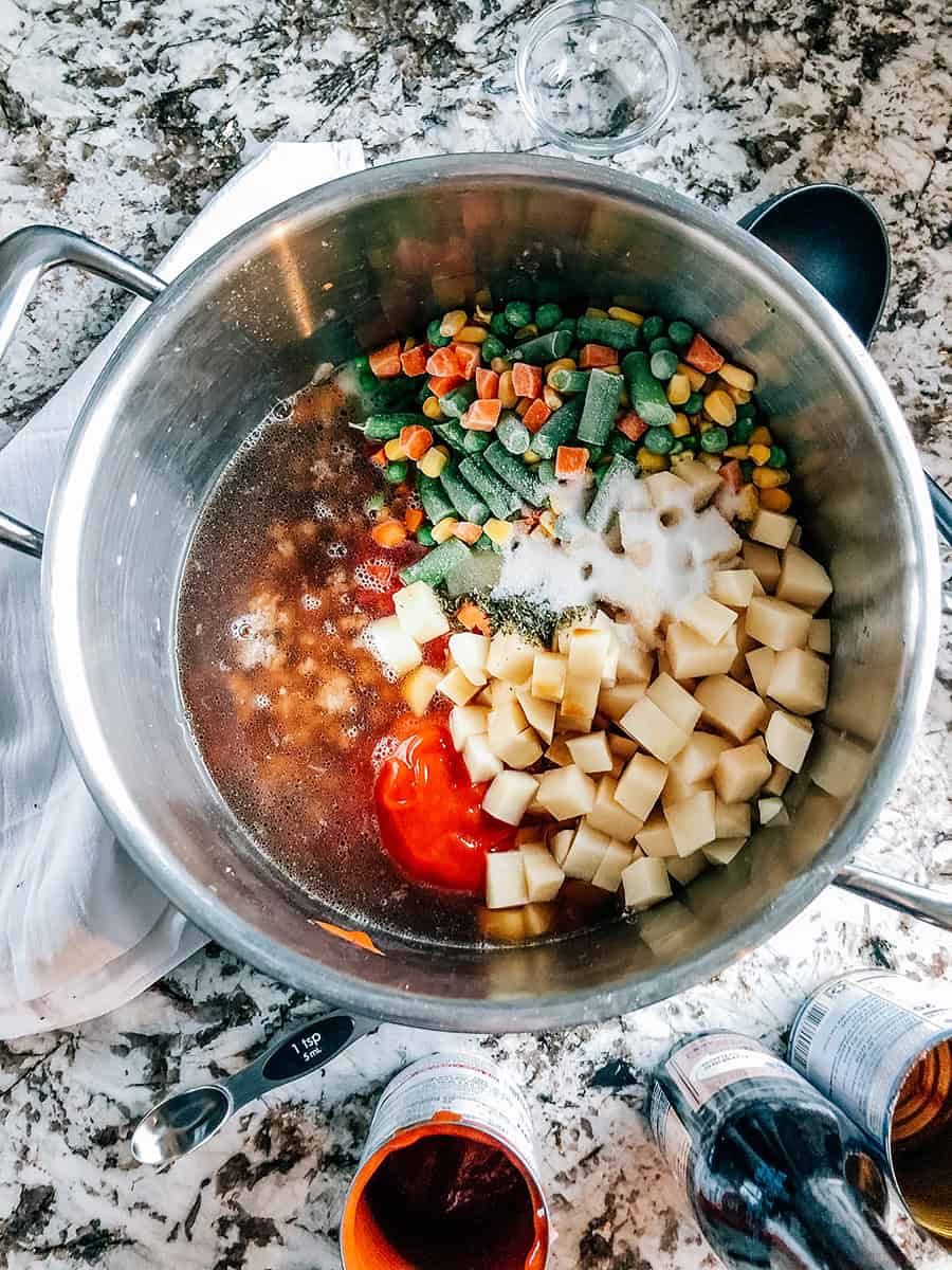 Tous les ingrédients versés dans une casserole.