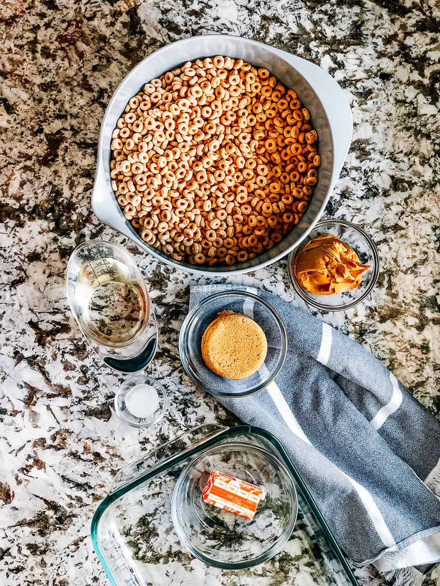 Les ingrédients pour les barres de beurre de cacahuète Cheerios : Cheerios, beurre de cacahuète, beurre, sirop de maïs léger Karo, sucre brun et sel.