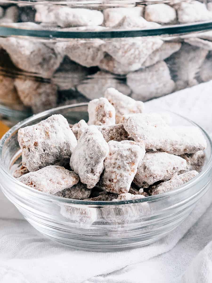 Un bol de délice croustillant au chocolat et au sucre : puppy chow !