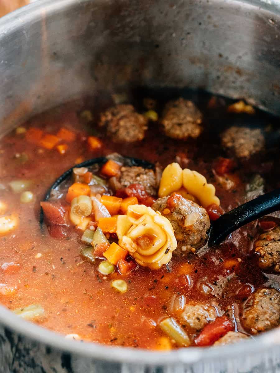 Soupe italienne de boulettes de viande et de tortellini au fromage terminée dans une grande casserole