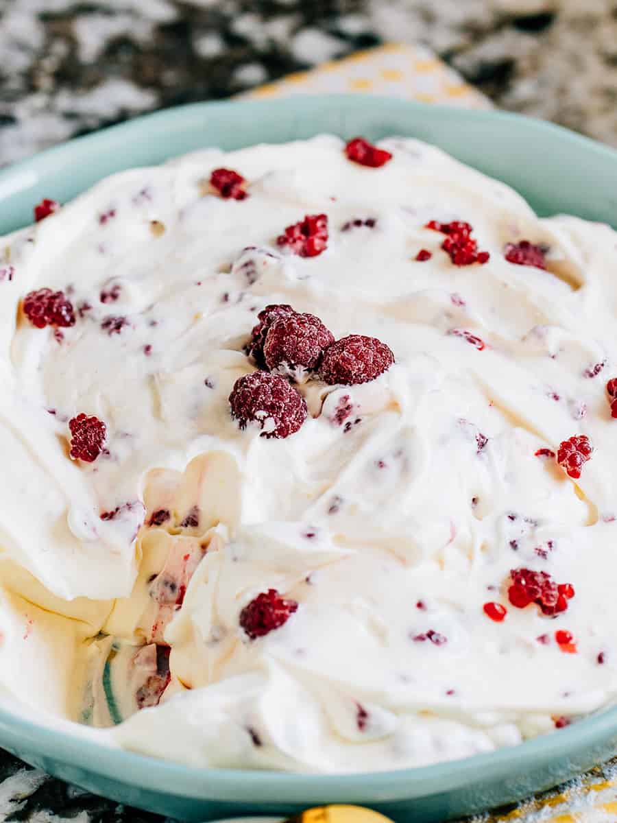 Plat de ce dessert fluff aux framboises doux et crémeux.