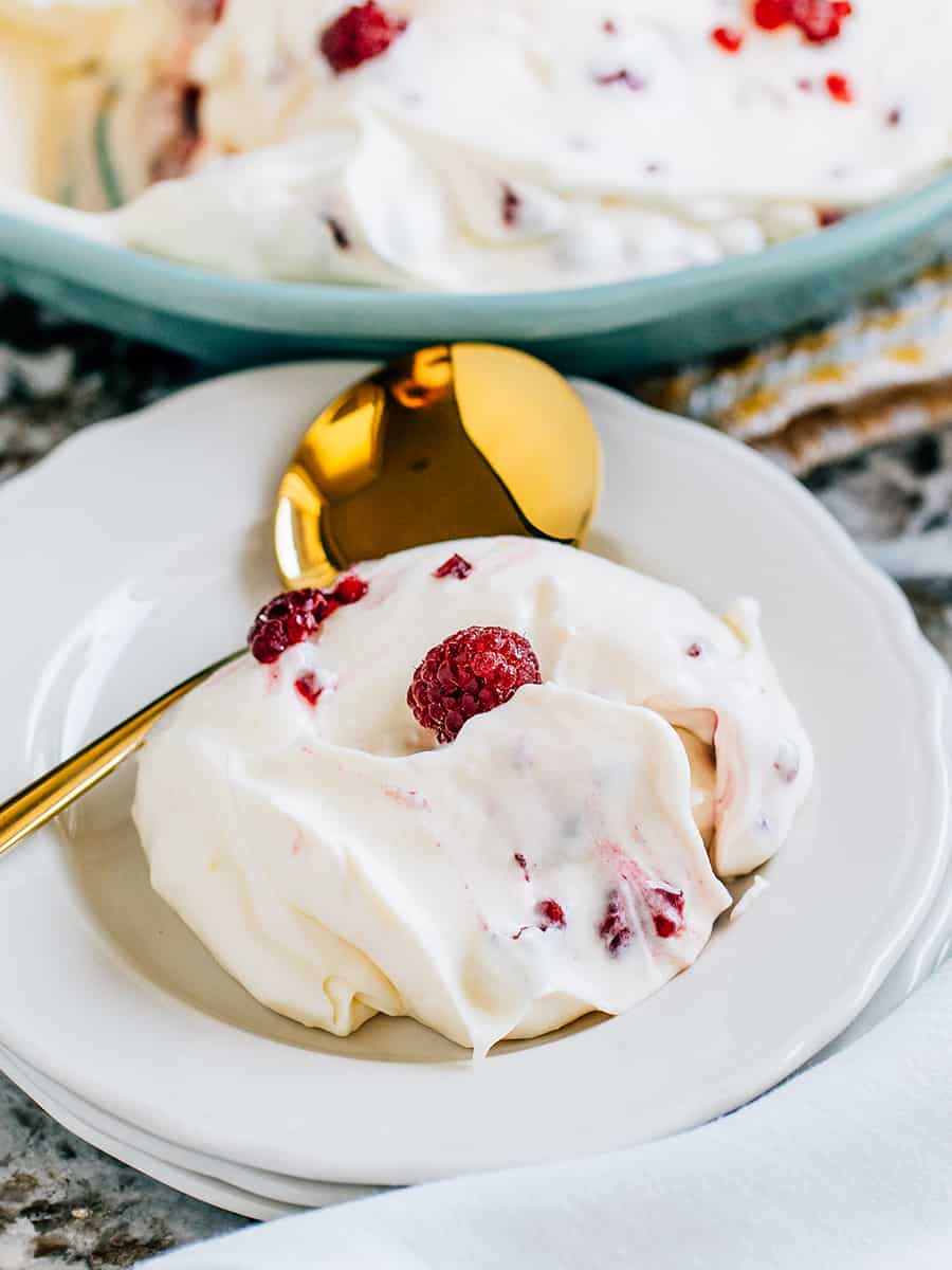 Portion individuelle de fluff aux framboises.