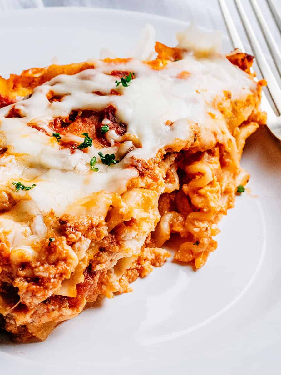 Une portion de lasagne facile à la mijoteuse dressée et prête à être dégustée.