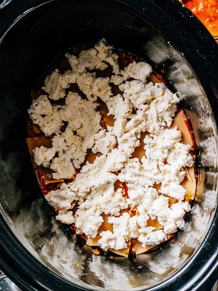 Étalez le mélange de fromage pour la troisième couche dans la lasagne à la mijoteuse.