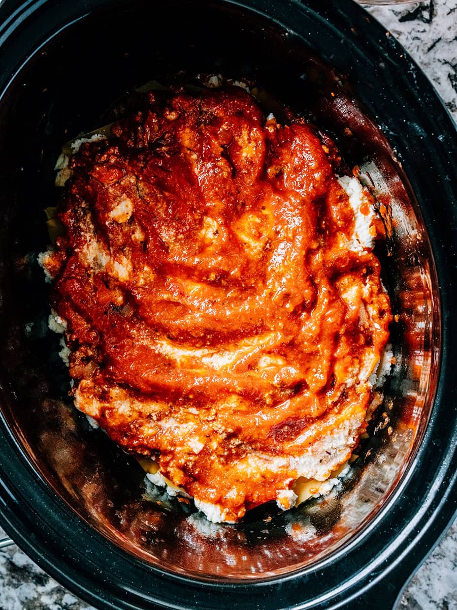 Ajoutez à nouveau la sauce à viande pour commencer à répéter les couches de cette lasagne facile.