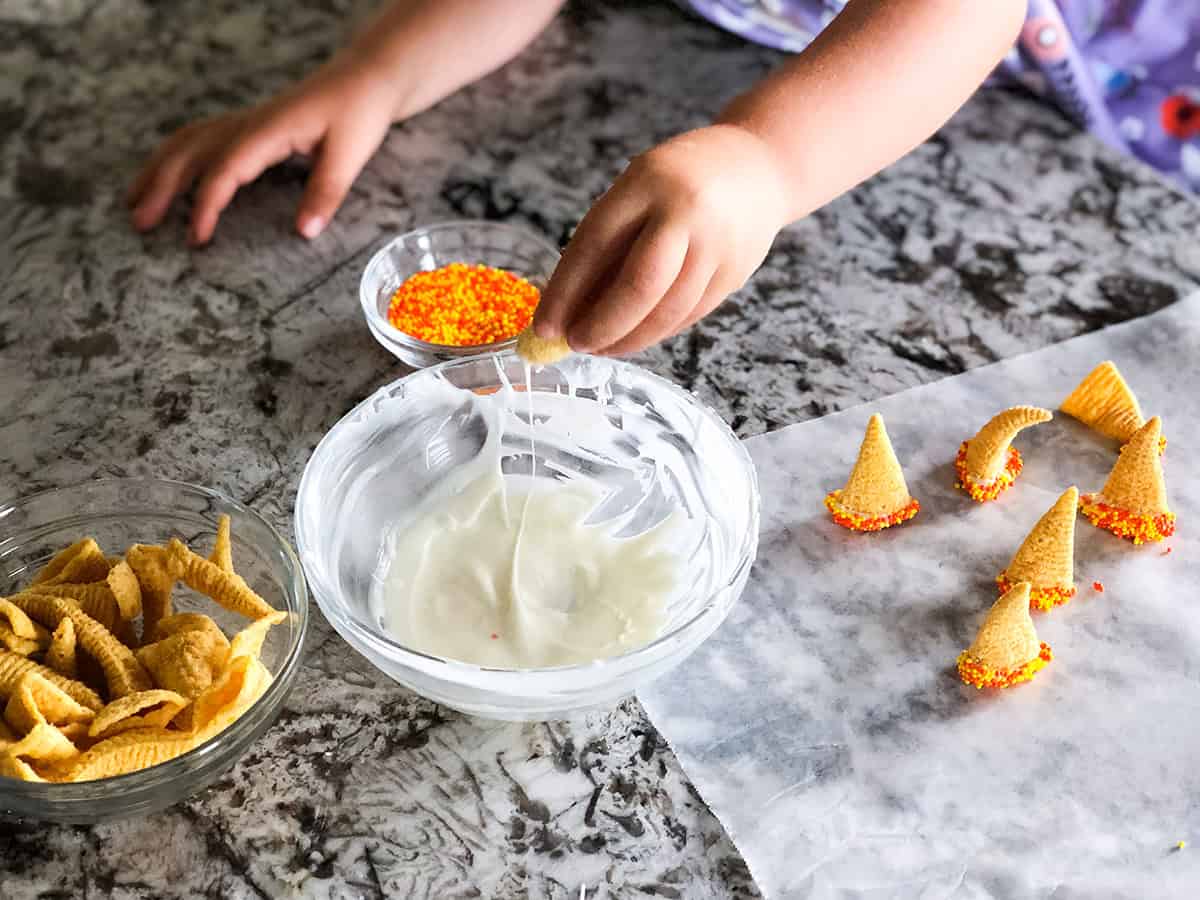 Chocolat blanc, Bugles originaux et paillettes pour faire des chapeaux de sorcières pour le mélange ultime pour la fête d'Halloween.