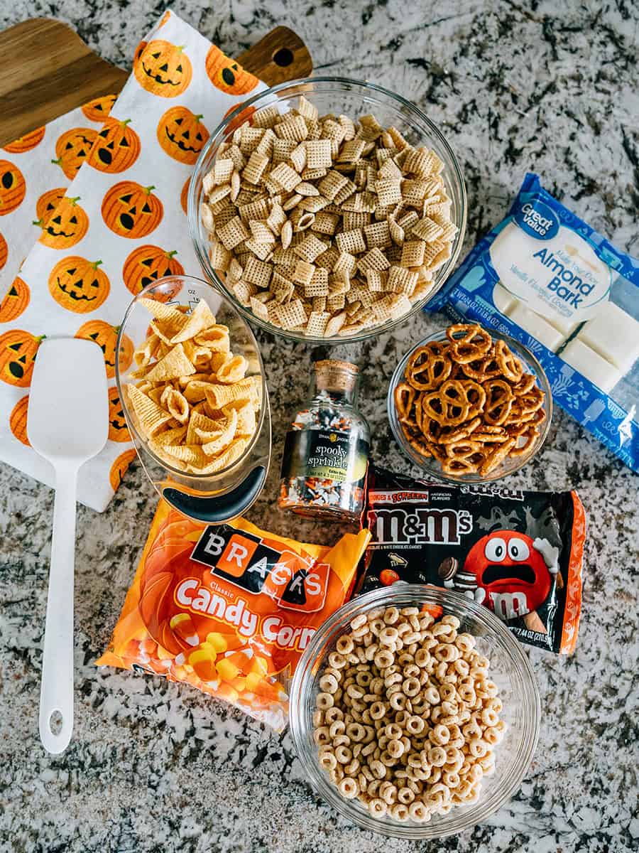 Une photo d'ensemble de toutes les gourmandises qui composent le mélange de déchets d'Halloween.