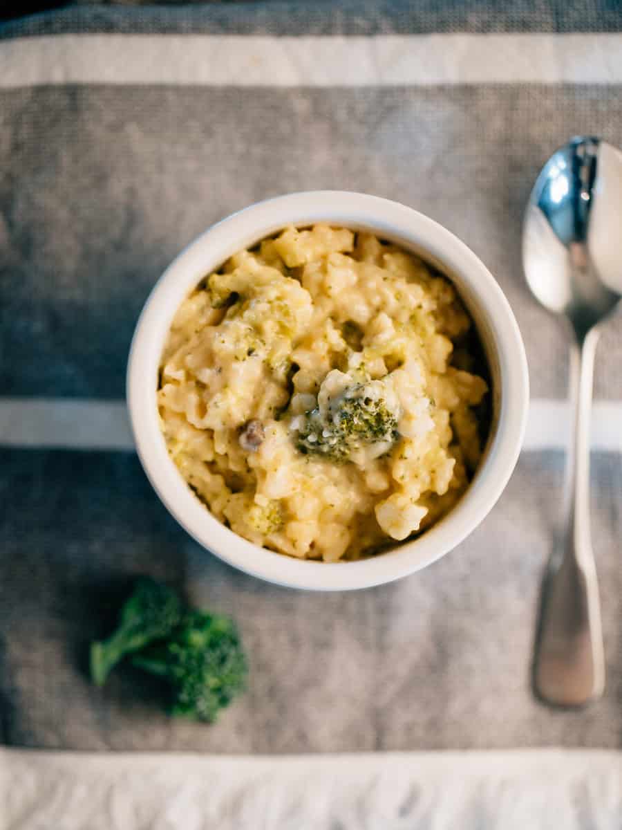 Une tasse pleine du meilleur gratin crémeux de brocoli et de fromage que vous ayez jamais goûté !