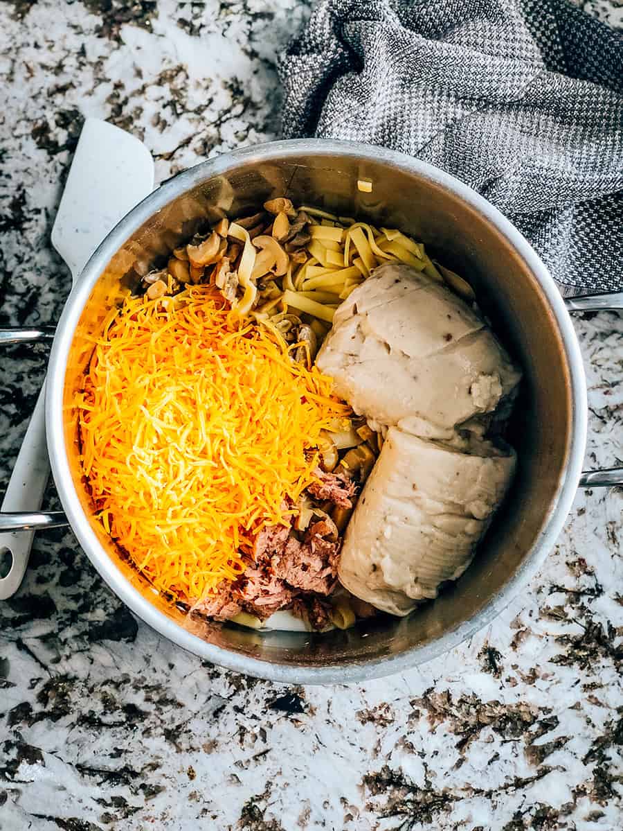 Tous les ingrédients versés dans la casserole de nouilles aux œufs cuites sauf le beurre et le pain.