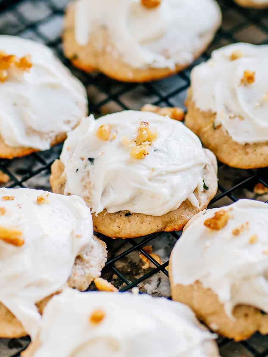 Un cookie complètement merveilleux : des cookies de courgettes glacés et garnis d'un peu de noix hachées.