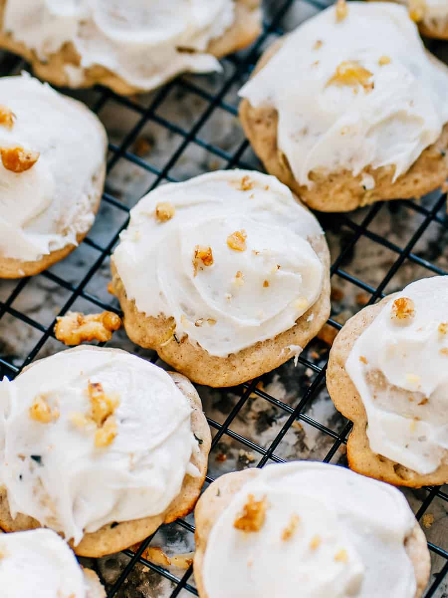 Un cookie de courgette glacé et saupoudré de noix hachées, prêt pour n'importe quelle occasion.