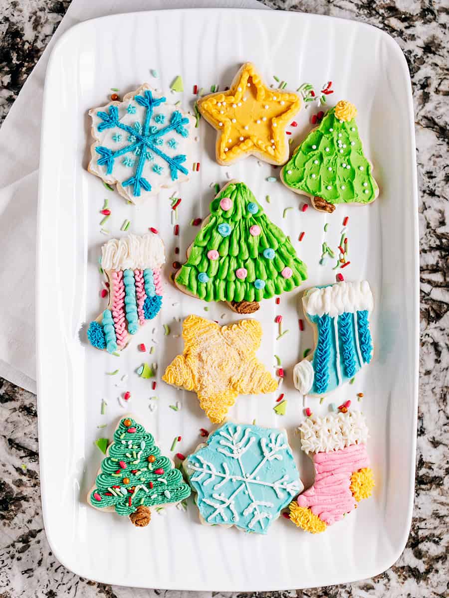 Un plateau de biscuits sucrés avec une touche de citron tous décorés pour Noël et prêts pour une fête de vacances !