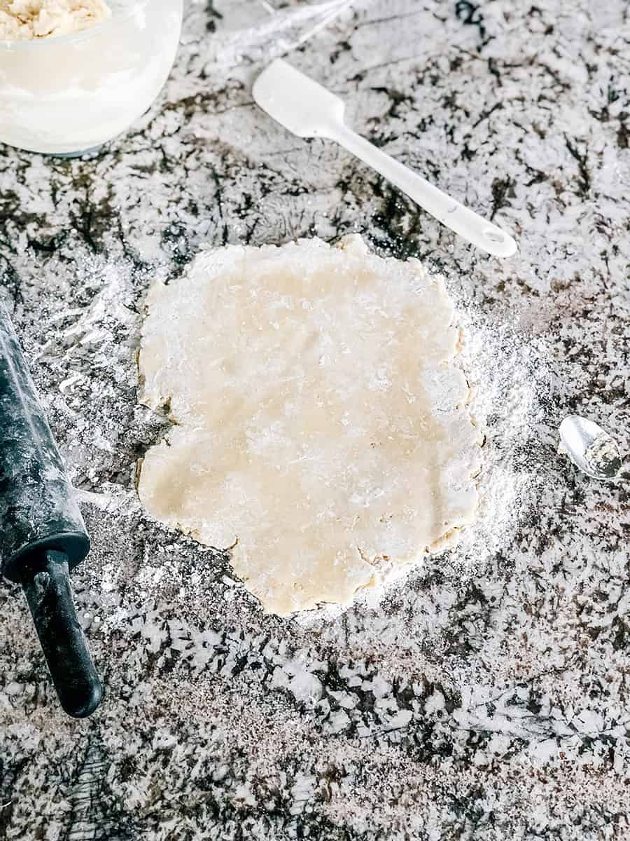Pâte à biscuit sucré étalée.