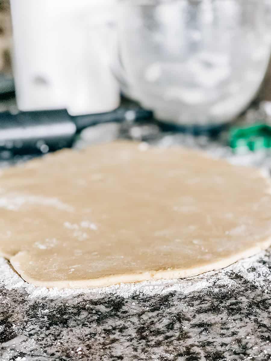 Vue latérale de la pâte étalée pour montrer l'épaisseur que devrait avoir la pâte.