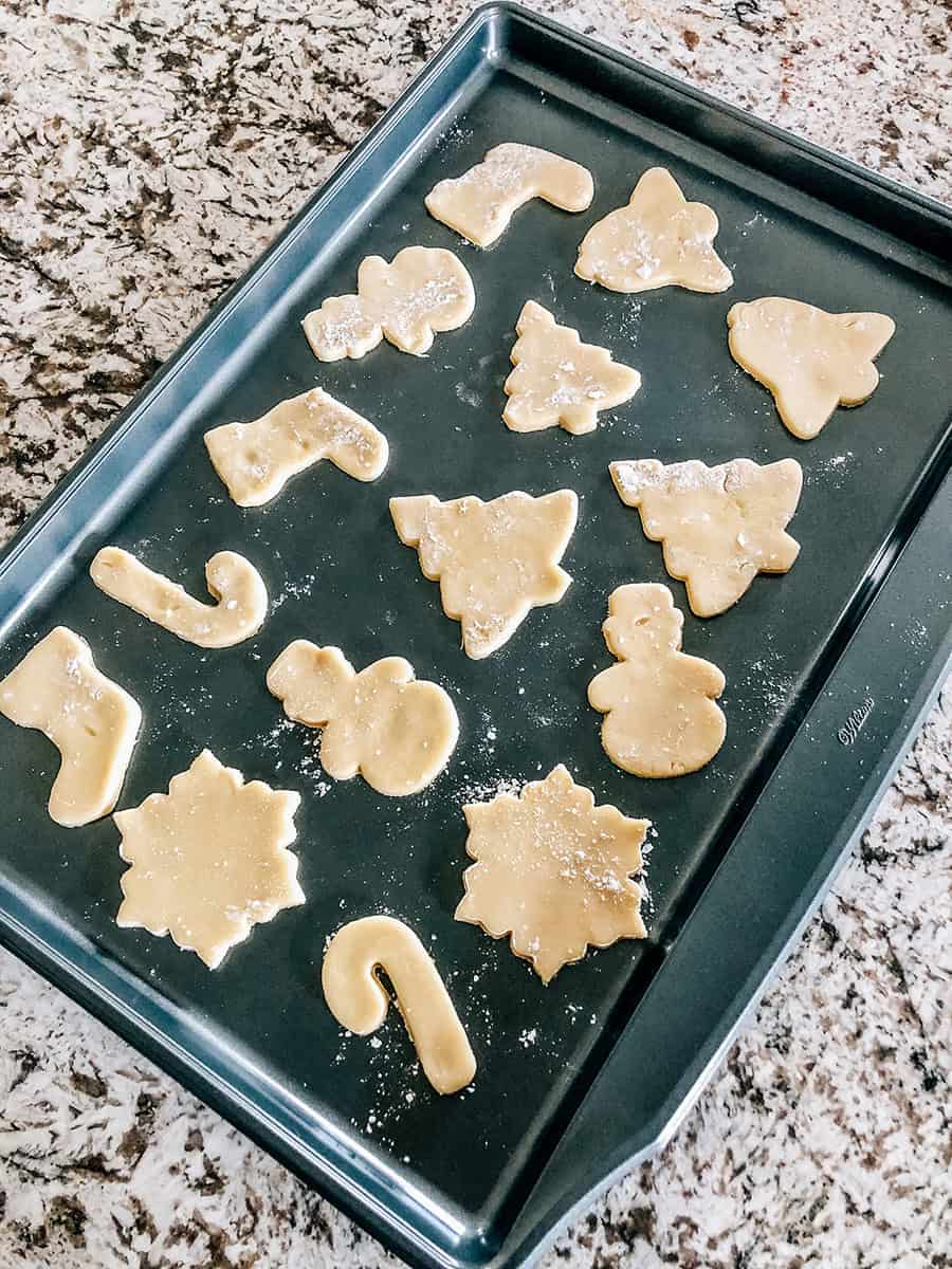 Une plaque de cuisson remplie de biscuits sucrés crus prêts à être cuits !