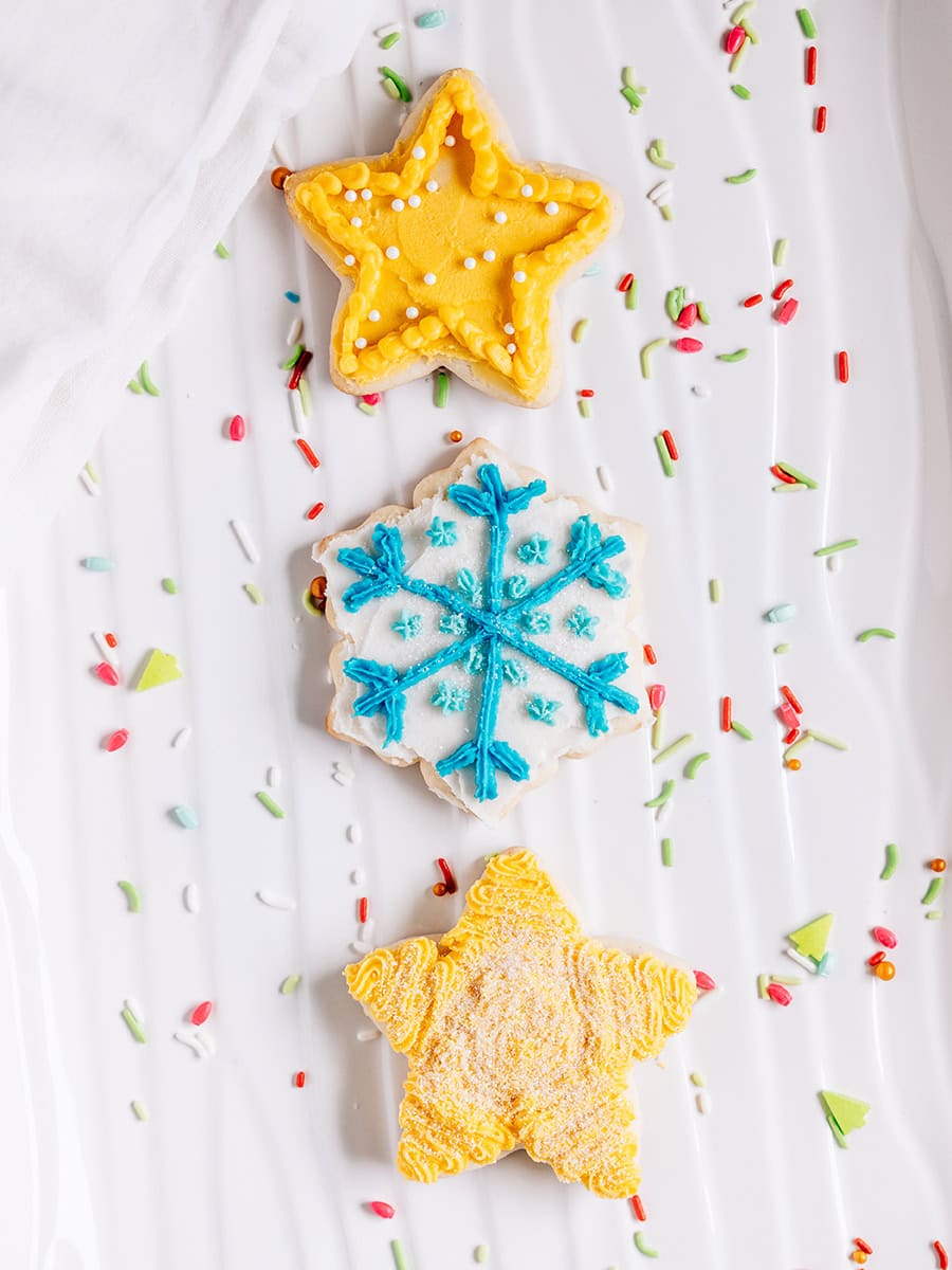 Biscuits sucrés de Noël en forme d'étoile et de flocon de neige sur un plateau.
