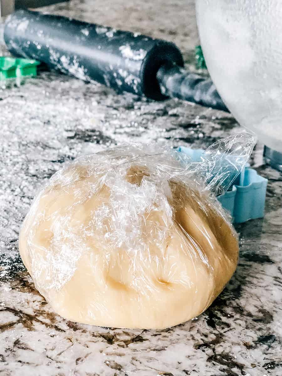 Utilisez le film plastique pour refroidir la pâte pendant qu'elle attend d'être cuite. La pâte refroidie est moins collante à travailler et garde mieux sa forme lors de la cuisson.
