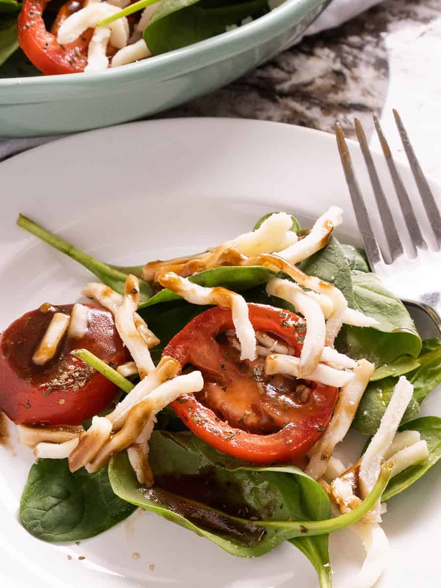 Une portion de salade de tomates balsamiques et mozzarella.