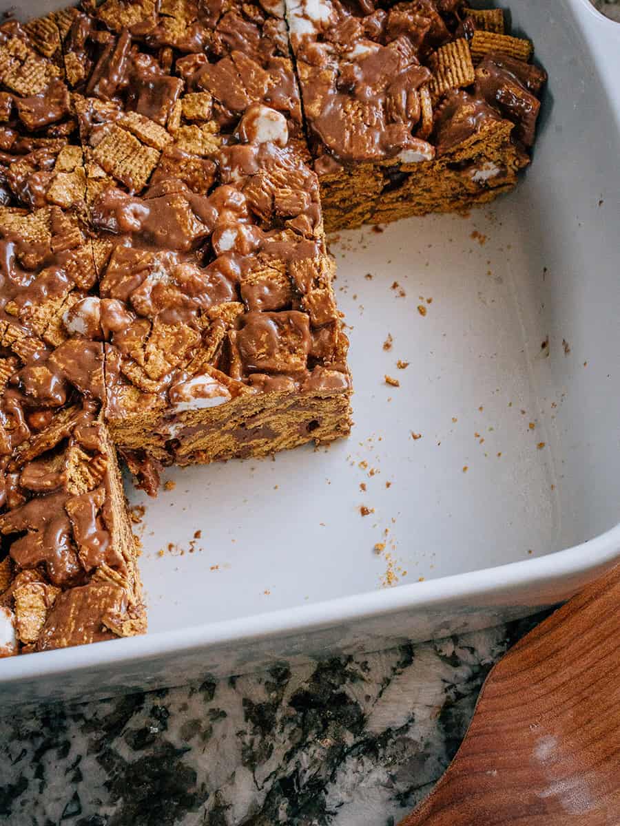 Une vue d'ensemble d'un plat de barres S'mores aux Golden Grahams !