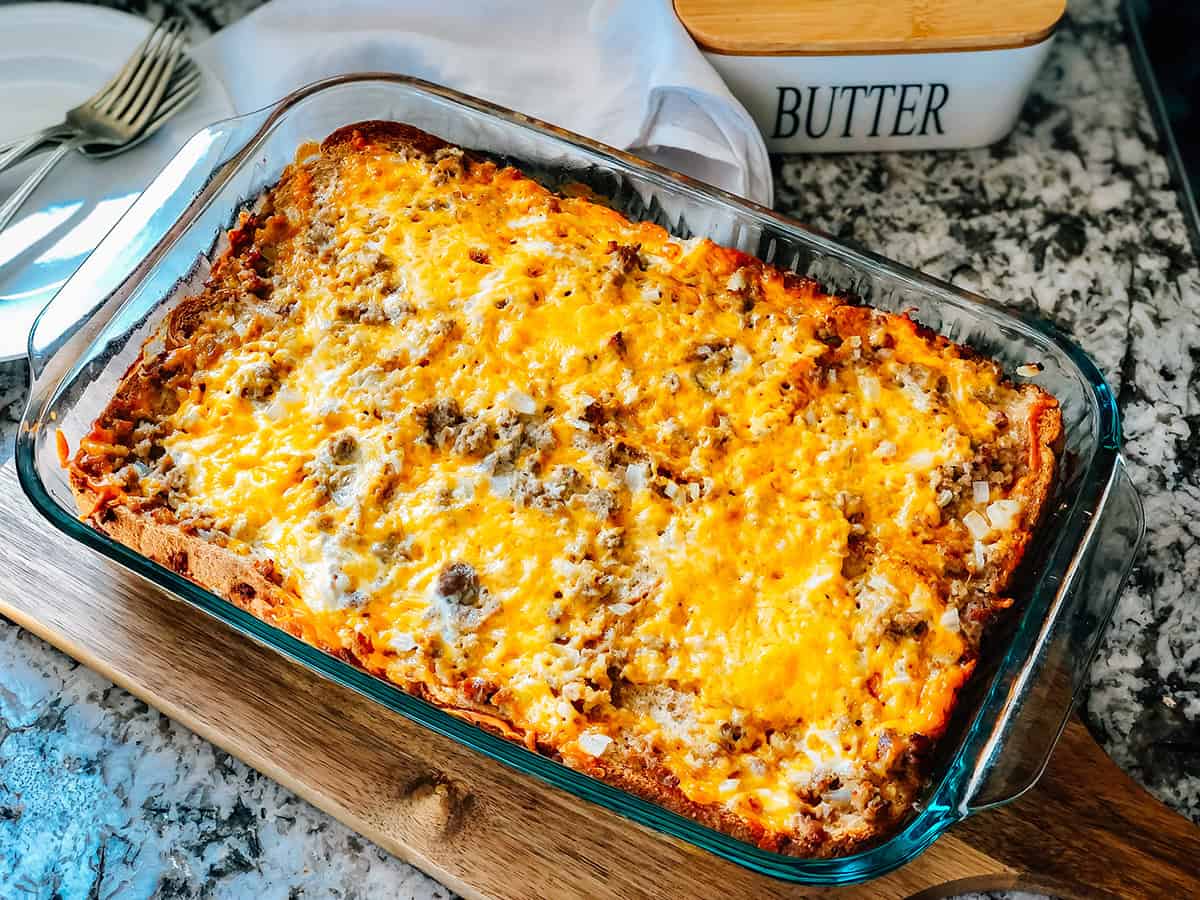 Une autre plaque pleine de casserole de petit-déjeuner délicieuse prête à être servie.