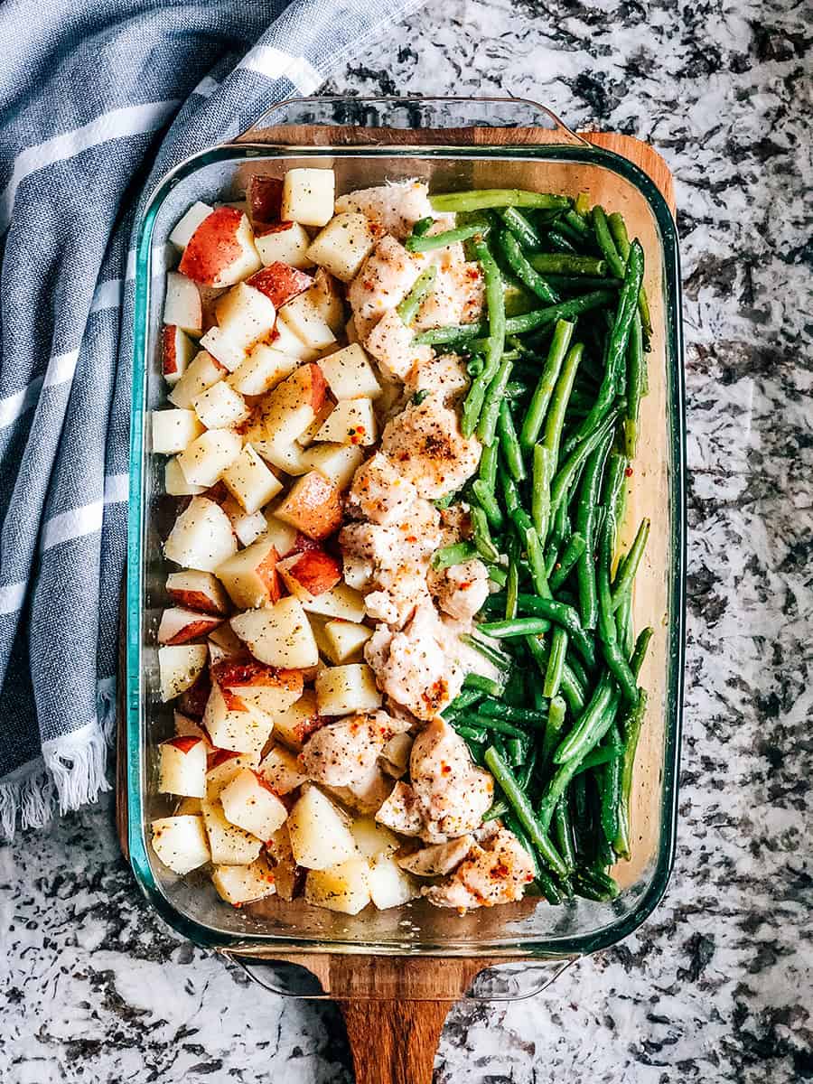 Poulet italien fraîchement cuit et légumes sortis tout droit du four.