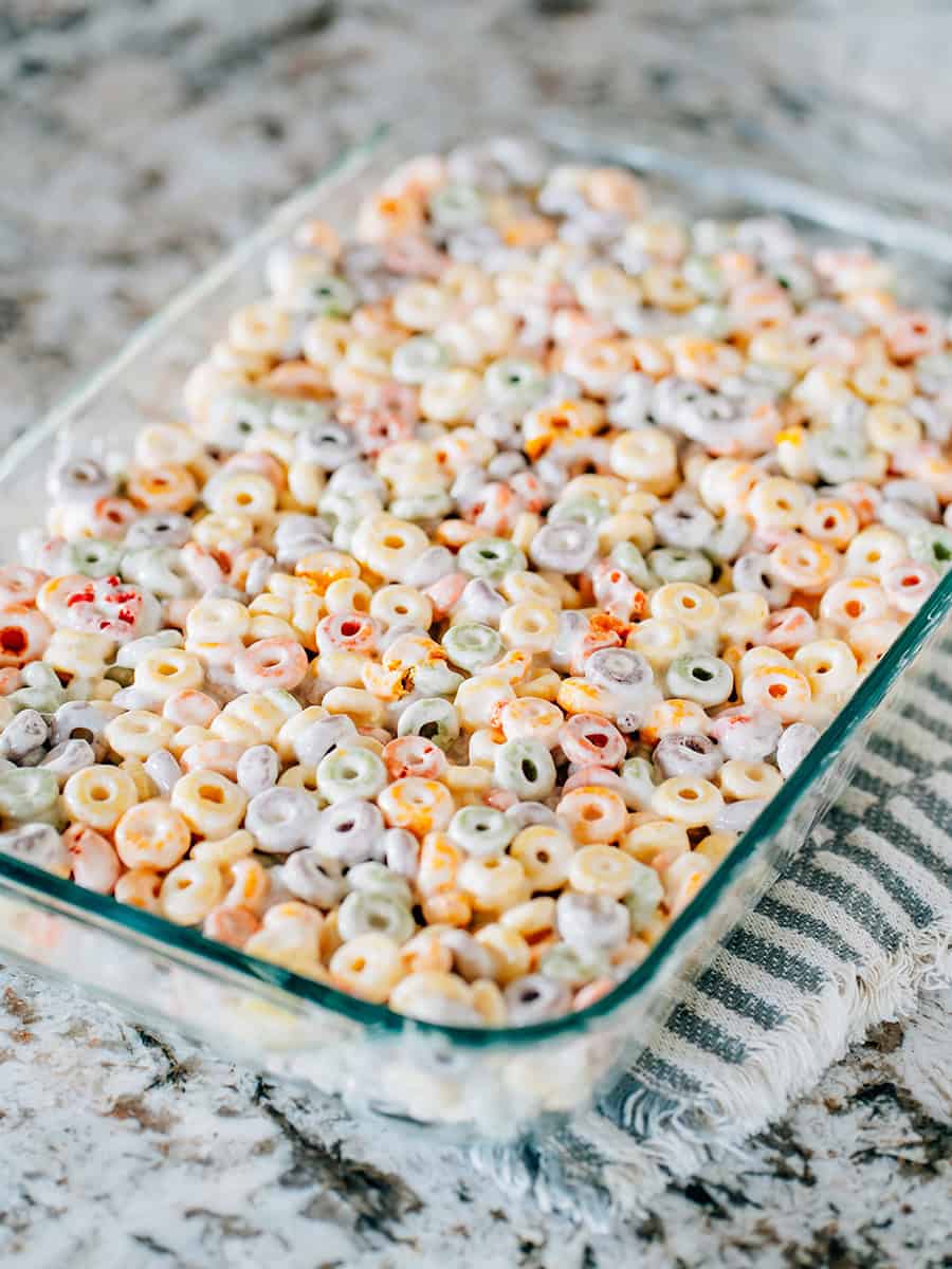 Une plaque de barres de céréales fruit loops sur le plan de travail de la cuisine.