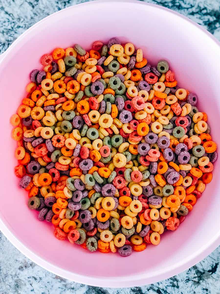 Un grand bol en plastique rose avec des froot loops à l'intérieur.