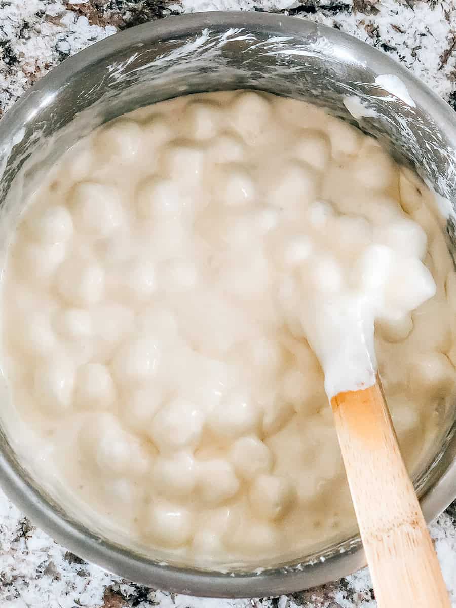 Guimauves presque fondues dans une casserole.